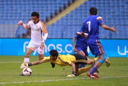 البرازيلي رافينها محترف الشباب يراوغ حارس الكوكب