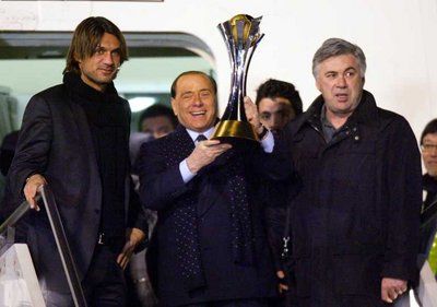 رئيس الميلان برلسكوني في استقبال ابطال العالم للاندية