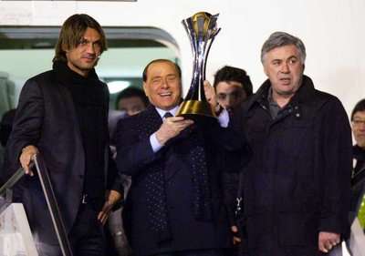 رئيس الميلان برلسكوني في استقبال ابطال العالم للاندية