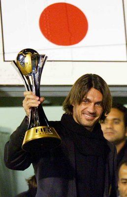 قائد الميلان مالديني يرفع كأس العالم للاندية