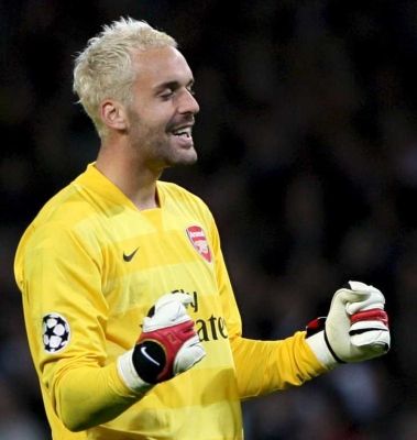 مانويل ألمونيا حارس مرمى فريق أرسنال الإنجليزي 