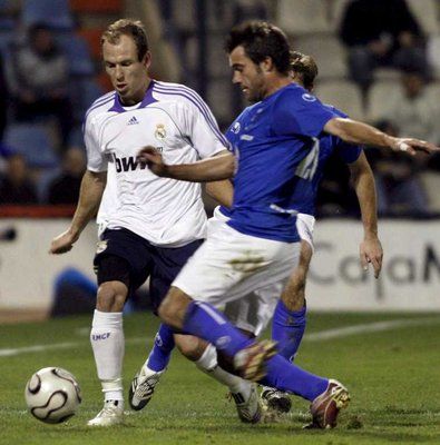 الهولنـدي روبـن يحاول تجاوز اللاعب أزوكيتيـا من فريق اليسانتي