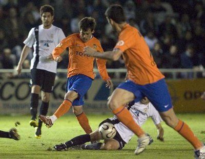 صـراع على الكرة سيلفـا لاعب فالنسيا وإثنين من لاعبي فريق ريال يونيون