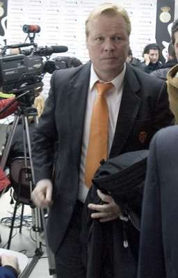 الهولندي رونالد كومان مدرب نادي فالنسيا الاسباني 