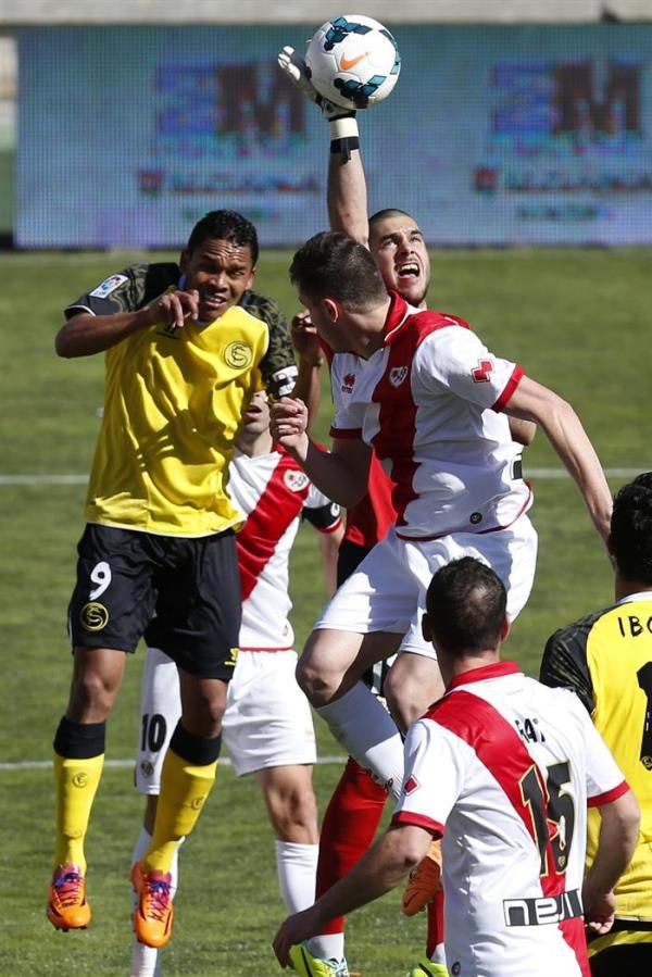 جانب من مباراة رايو فايكانو واشبيلية 