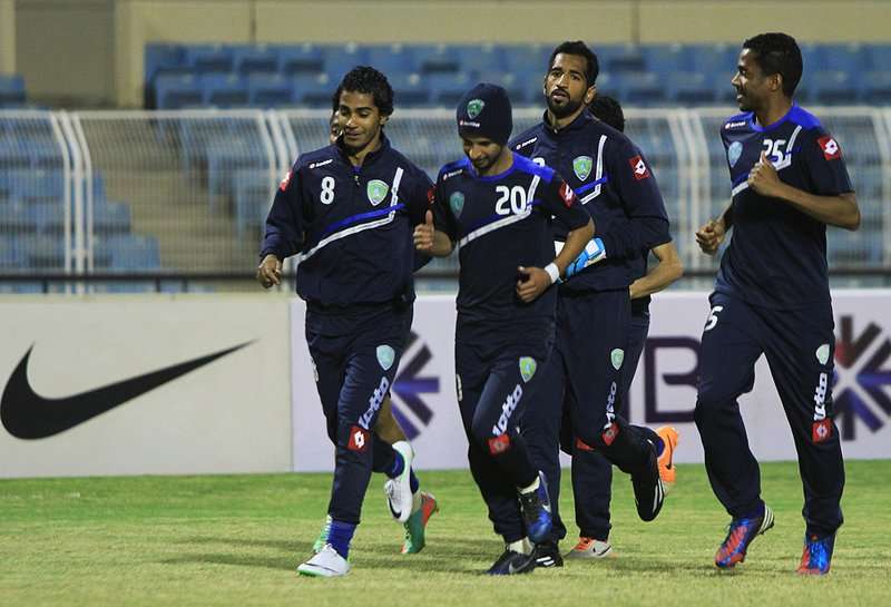 لاعبو الفتح يؤدون تدريبات الإحماء اليوم