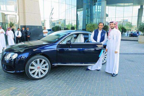 سامي الجابر لدى تلقيه السيارة ماركة بنتلي