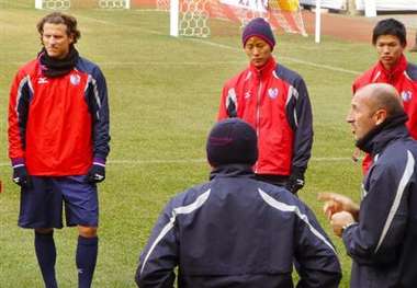 فورلان (يسار) مع زملائه في تدريب اليوم