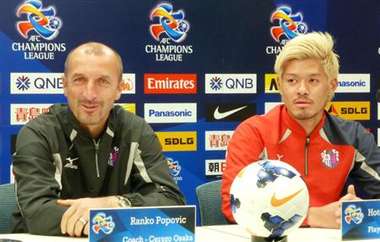 المدرب الصربي رانكو بوبوفيتش (يسار) في المؤتمر الصحفي