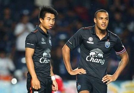 كيتيفونج بلويمجاي (يسار) بجانب لاعب آرسنال الانجليزي سابقاً جاي سمبيسون