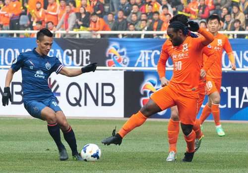 البرازيلي فاجنر لوف (يمين) في لقاء ساندونج الصيني وبوريرام التايلاندي الذي انتهى يالتعادل