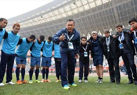 رئيس بوريرام التايلاندي نيوين تشيدشوب يتحدث مع اللاعبين بعد نهاية اللقاء