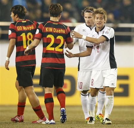 فورلان مع الياباني كاكيتاني بعد نهاية المباراة 