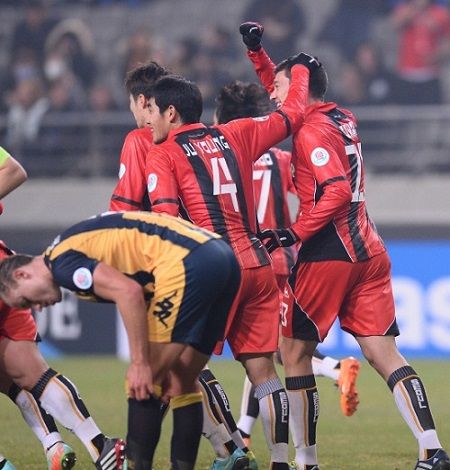 لاعبو فريق سيئول الكوري يحتفلون بعد فوزهم على فريق سنترال الاسترالي