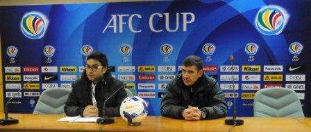 خانكان متحدثا وإلى جانبه المنسق الإعلامي للمباراة مراسل "كووورة" رياض عيتاني