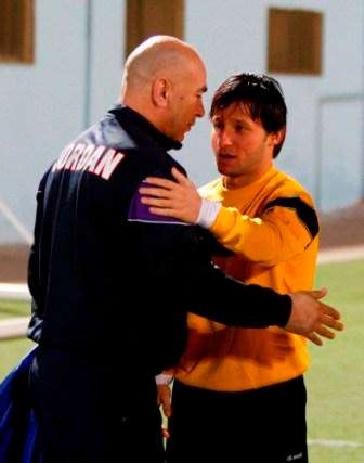 اللحام يصافح الكابتن حسام حسن