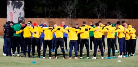 اللاعبون يقرأون الفاتحة قبل بدء التدريب