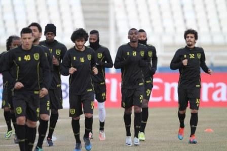 لاعبو الاتحاد خلال فترة الإحماء في تدريب اليوم بايران
