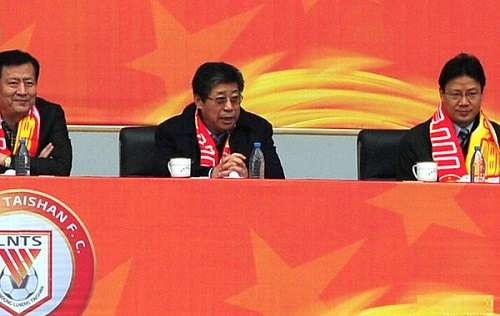 رئيس الاتحاد الآسيوي السابق الصيني تشانج جيلونج في المقصورة الرئيسية