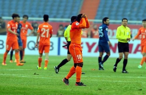 البرازيلي فاجنر لوف في حالة حزن بعد نهاية المباراة بالتعادل مع بوريرام التايلاندي