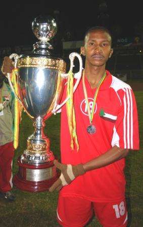 كابتن المنتخب يرفع الكاس