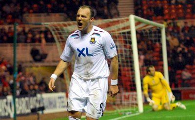 دين آشتون يحتفل بهدفه ضد نادي ميدلزبرة