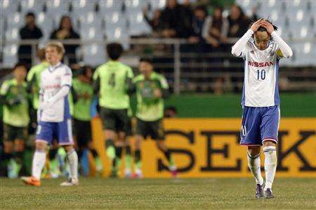 لاعب الوسط شونسوكي ناكامورا في حالة حزن بعد الخسارة القاسية 
