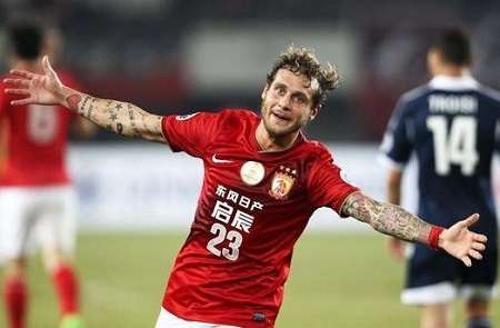 الإيطالي اليساندرو ديامانتي يحتفل بعد تسجيله الهدف الثاني شخصياً والرابع لفريقه