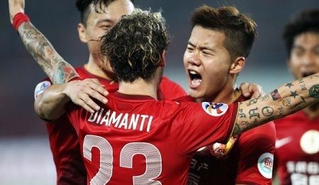 ديامانتي يحتفل مع زملائه بعد تسجيله الهدف الرابع بالمباراة