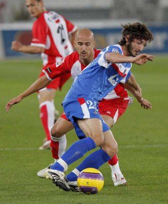 لاعب وسط خيتافي برونو سالتور يسيطر على الكرة