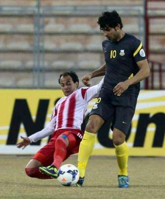 الزعبي "شباب الأردن" يُبعد الكرة من أمام أمجد راضي "اربيل العراقي" 