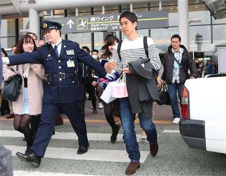 شينجي كاجاوا عند وصوله للعاصمة اليابانية طوكيو