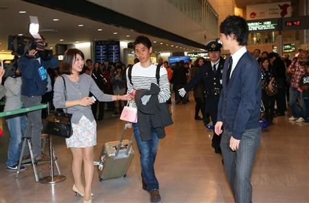 كاجاوا يستعد لإجراء لقاء إعلامي قصير في مطار ناريتا الدولي بطوكيو