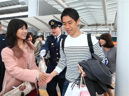 كاجاوا مع الجماهير اليابانية بعد خروجه من مطار ناريتا الدولي