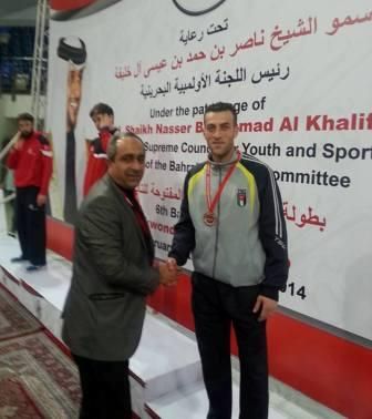 العقيد العلاونة يصافح اللاعب نبيل طلال بعد تتويجه بالميدالية البرونزية