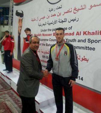 العقيد العلاونة يصافح اللاعب نبيل طلال بعد تتويجه بالميدالية البرونزية