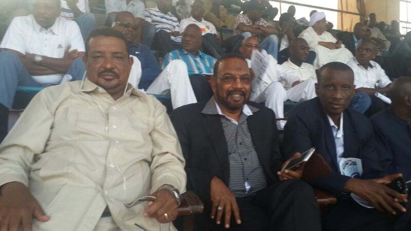 رئيس بعثة الهلال يتابع المباراة