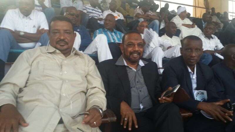 رئيس بعثة الهلال يتابع المباراة