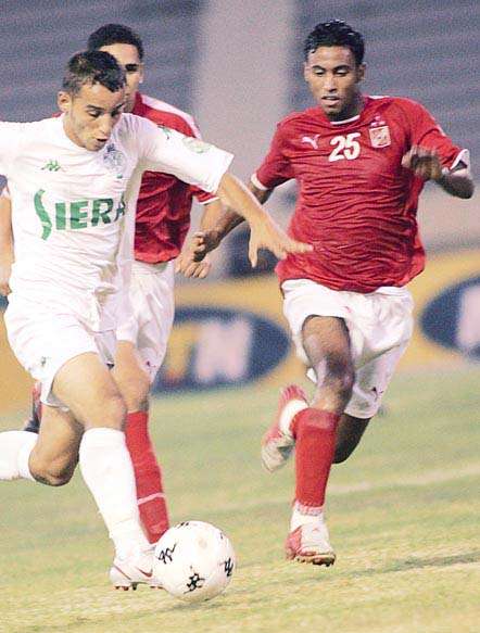 حسام عاشور صاحب القميص الاحمر