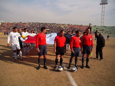 القوة الجوية والزوراء لحظة دخولها ملعب الشعب الدولي