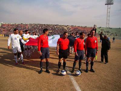 القوة الجوية والزوراء لحظة دخولها ملعب الشعب الدولي