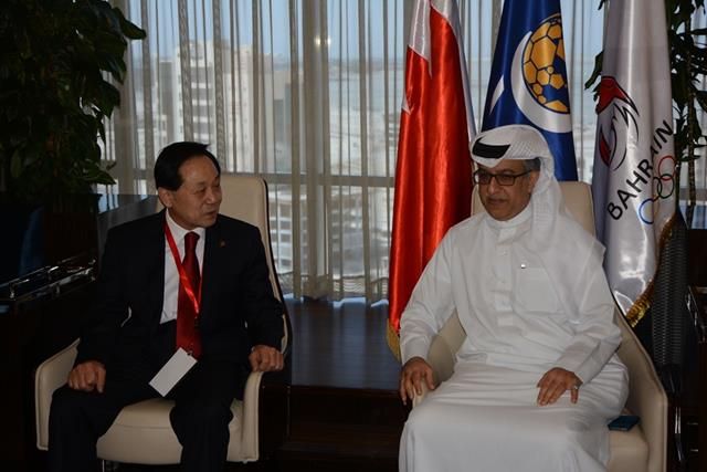 الشيخ سلمان بن ابراهيم لدى استقباله رئيس الاتحاد الاسيوي للتايكواندو