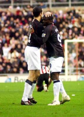 لويس ساها يحتفل مع جون أوشي بتسجيله هدف