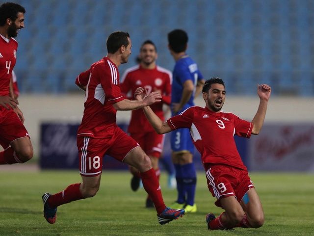 نجم منتخب لبنان محمد حيدر محتفلا بتسجيله في مباراة الذهاب في بيروت.