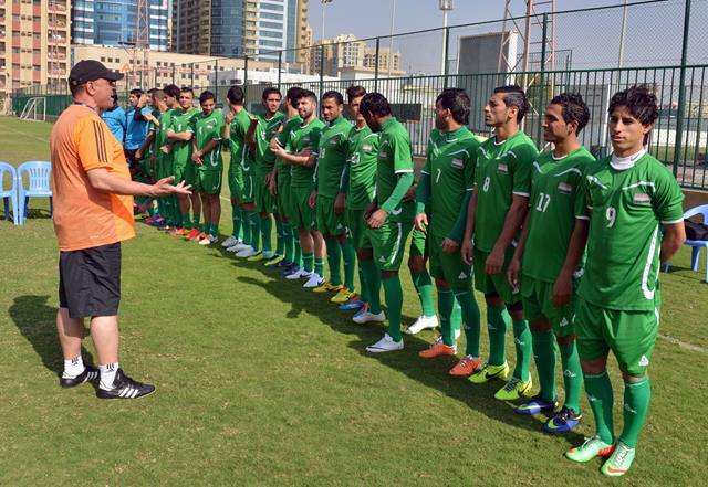 حكيم يتحدث مع لاعبيه صباح اليوم