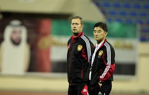 المدرب الصيني فو بو مع الفرنسي بيران في التدريب