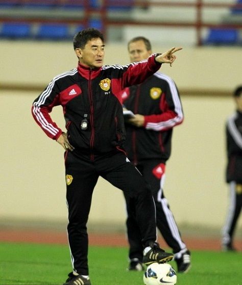 الصيني فو بو يوجه اللاعبين بالتدريب وفي الخلف الفرنسي بيران