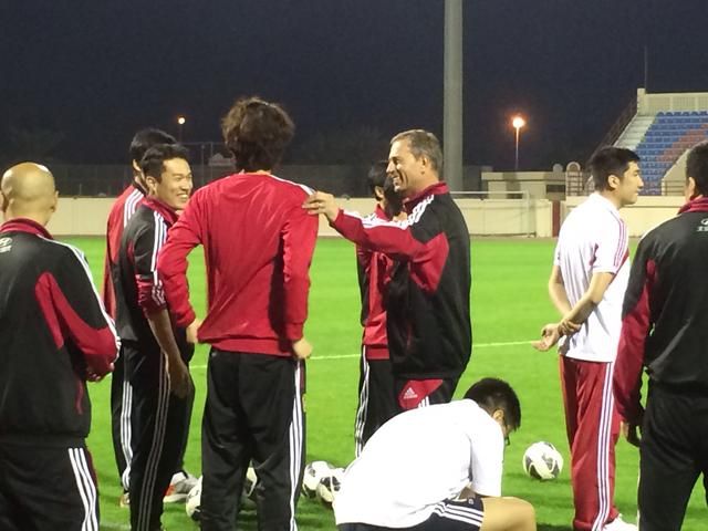 بيران يتعرف على لاعبي الصين بعد نهاية التدريب