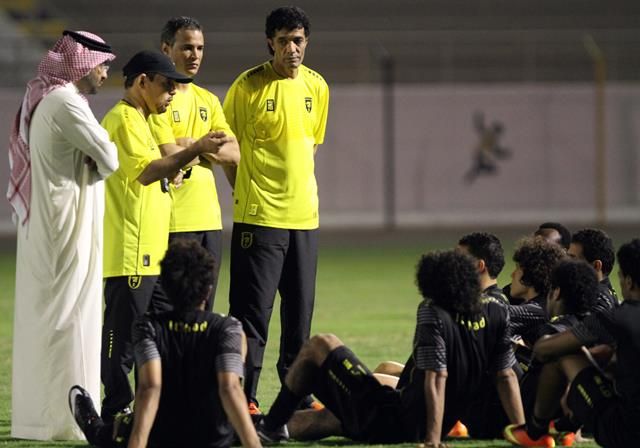 القروني يجتمع بلاعبي الاتحاد في الملعب