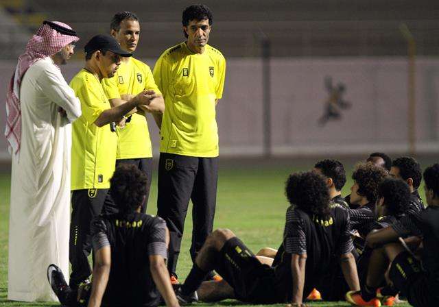 القروني يجتمع بلاعبي الاتحاد في الملعب